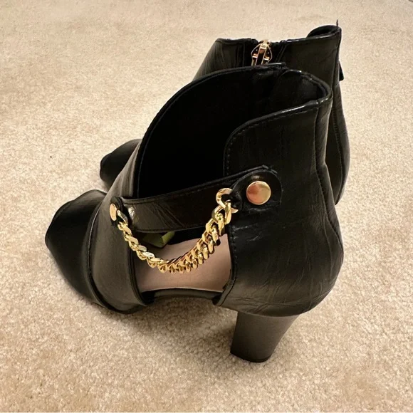 ⭐️ Black 8.5 Heeled Boots with Gold Chain Accent - Picture 6 of 9